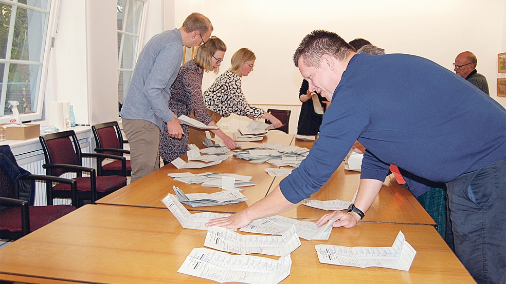 Kurz nach 18 Uhr wurden gestern die Stimmen aus den zwei Wahlurnen im Rathaus Weener ausgezählt, dazu wurden die Stimmzettel erst einmal sortiert.  © Foto: Hoegen