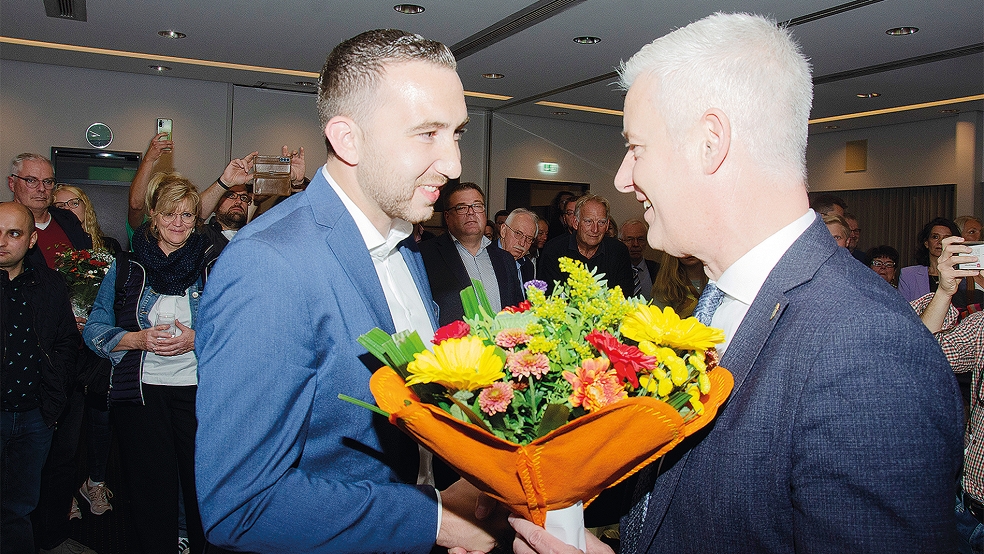 Blumen für Bloem: Wahlleiter Matthias Groote gratuliert Wahlsieger Nico Bloem (links).  © Foto: Hanken