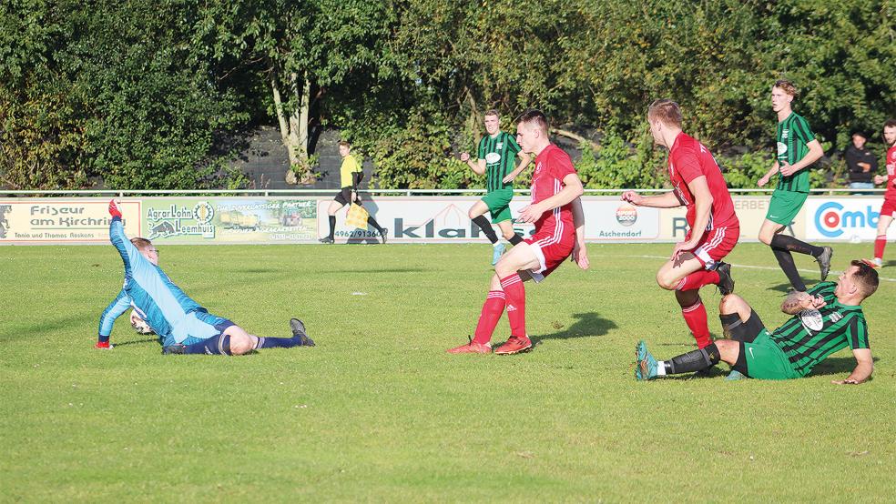 Folkmar Hamann erzielte den 1:2-Anschlusstreffer für Larrelt.  © Foto: Berents