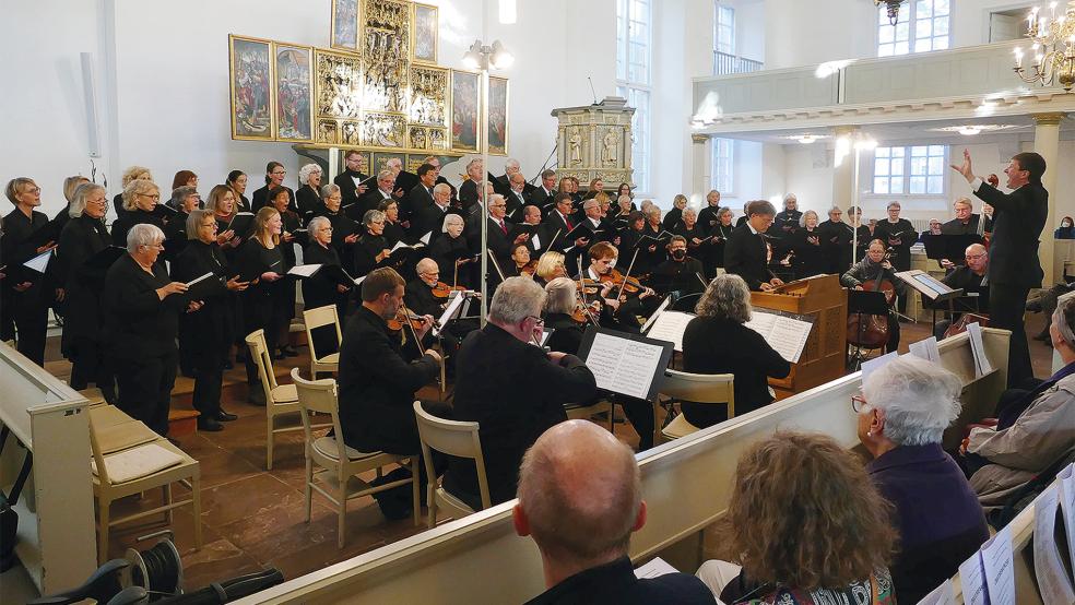 Sowohl die Chorsänger als auch die Musiker des Kammerorchesters präsentierten sich in Höchstform.  © Foto: Jürgens