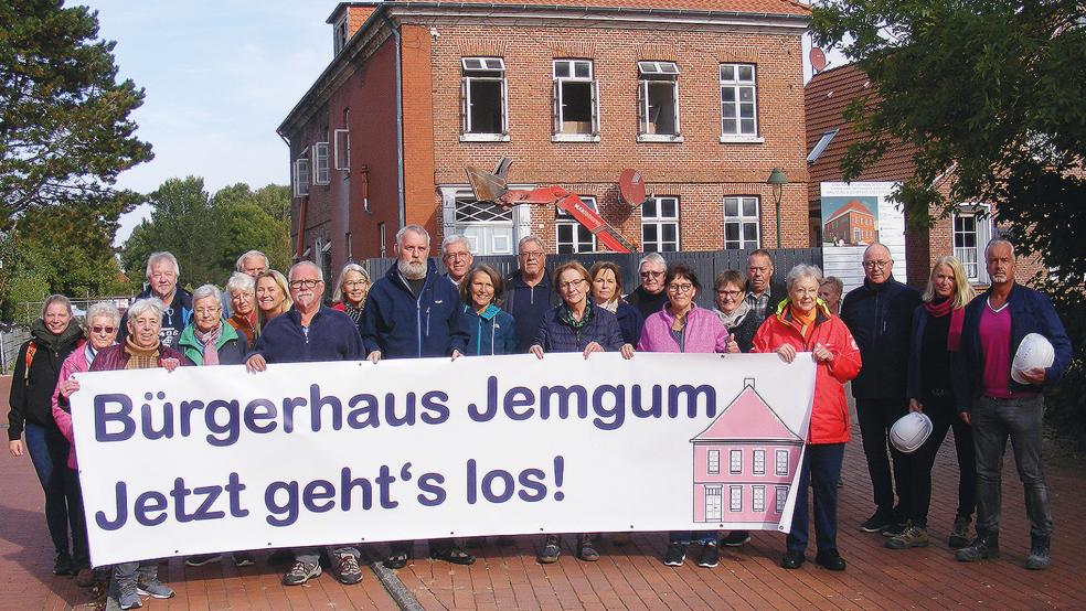 Bautenschützer Andreas Rose und Architektin Meike Seidler (im Bild von rechts) zeigten bei einer Begehung im historischen Amtshaus die Fortschritte bei der Sanierung des Gewölbekellers. © Foto: Szyska