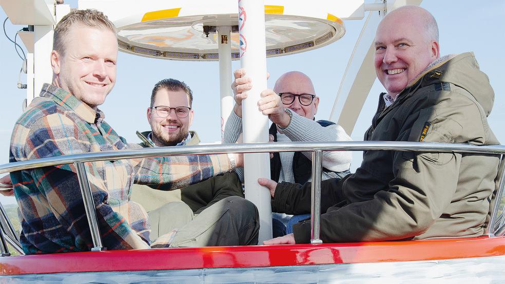 Hoch über den Dächern von Leer: Bürgermeister Claus-Peter Horst (rechts) sowie Timo von Halle, Vorsitzender des Schaustellervereins Ostfriesland, und Pressewart Dennis Eden (von links).  © Fotos: Hanken