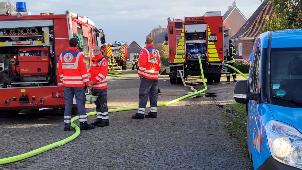 Feuerwehr und Polizei waren wegen eines Schuppenbrandes in Midlum im Einsatz.  © Wolters