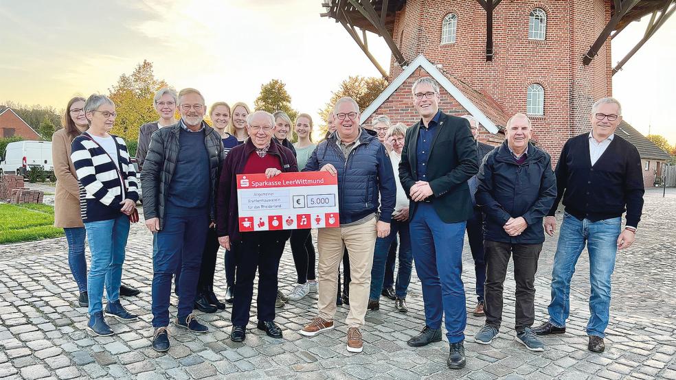Geschäftsführer Holger Glienke (Vierter von rechts) überreichte dem Vorsitzenden des Allgemeinen Krankenhausvereins, Jakobus Baumann, eine Spende als Dank für den ehrenamtlichen Einsatz von Vereinsmitgliedern im Testzentrum.  © Foto: Klinikum