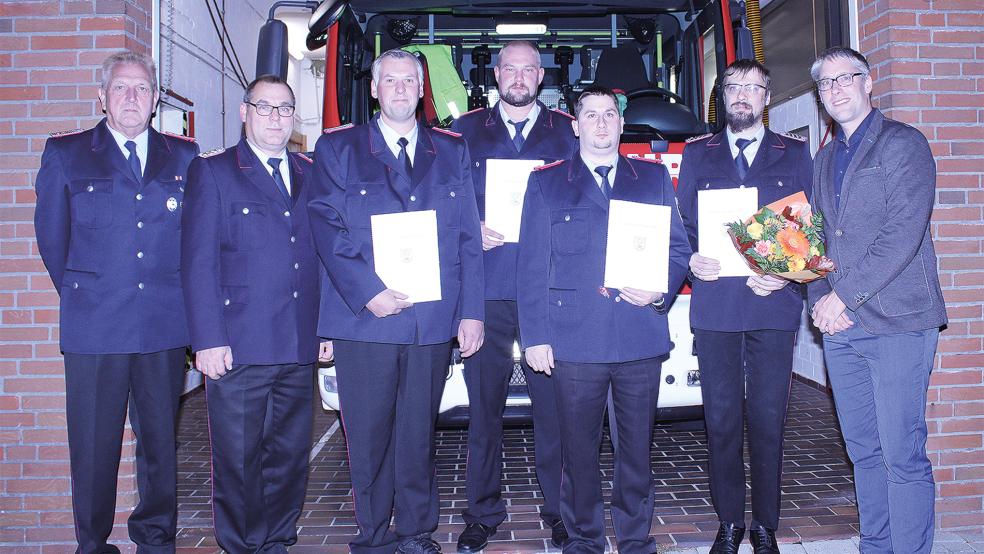 Der stellvertretende Stadtbrandmeister Helmut Erfkamp, Stadtbrandmeister Jörg Fisser, Thorsten Duismann, Martin Auen, Mat­thias Müller, Michael Heeren und Bürgermeister Heiko Abbas (im Bild von links).  © Foto: Feuerwehr/Rand
