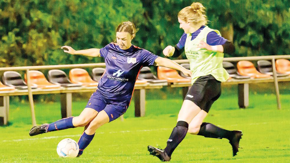 Die SG Heidjer/Wymeer ging gegen Neufirrel früh in Führung. Die Fußballerinnen zeigten großen Einsatz.  © Foto: Bruins