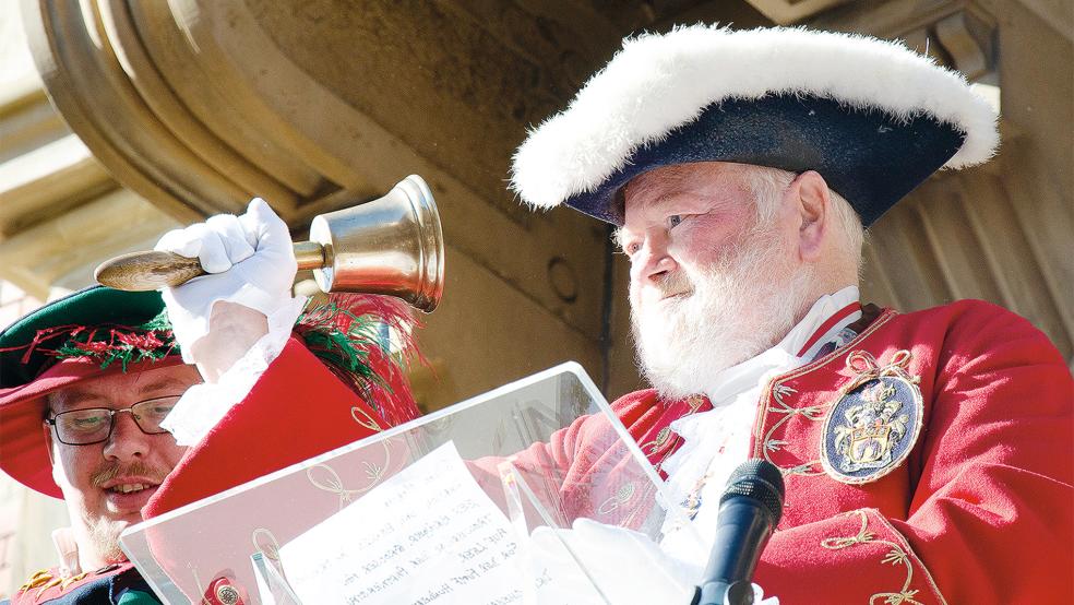 »Hip hip hooray!« Publikumsliebling Trevor Heeks überbrachte Grüße aus Leers Partnerstadt Trowbridge. Seit Montag weilt eine Delegation von der britischen Insel in der Ledastadt.  © Foto: Hanken