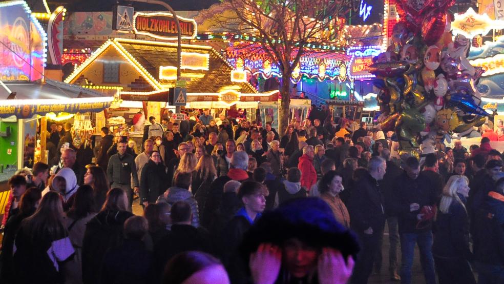 »Durchgehend manierlich« war laut Polizei die Stimmung am Eröffnungstag des Gallimarktes in Leer. Es gab allerdings einige Schlägereien, bei denen es auch Verletzte gab.  © Foto: Wolters