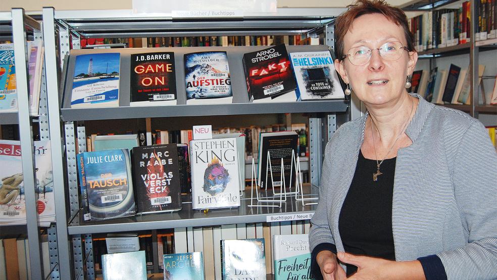 Joke Hoogendoorn empfiehlt den Kunden der Mediothek gerne Bücher, und das sind längst nicht nur Krimis.  © Foto: Hoegen