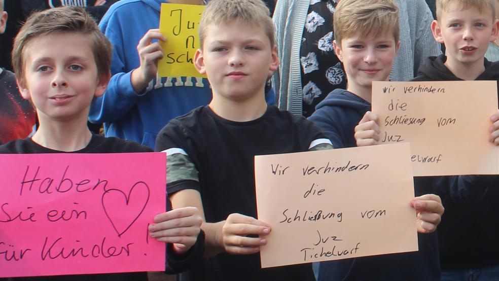 Die Jugendlichen in Tichelwarf kämpfen um ihr JUZ, das bewiesen sie beim Besuch von Bürgermeister Heiko Abbas und einigen Ratspolitikern.  © Foto: Berents