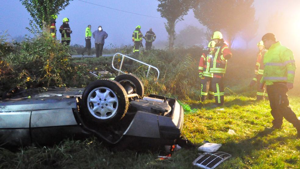 Die Feuerwehr Neermoor, die mit drei Fahrzeugen ausrückte, befreite den Fahrer aus dem Unfallwagen und übergab ihm an den Rettungsdienst. © Wolters