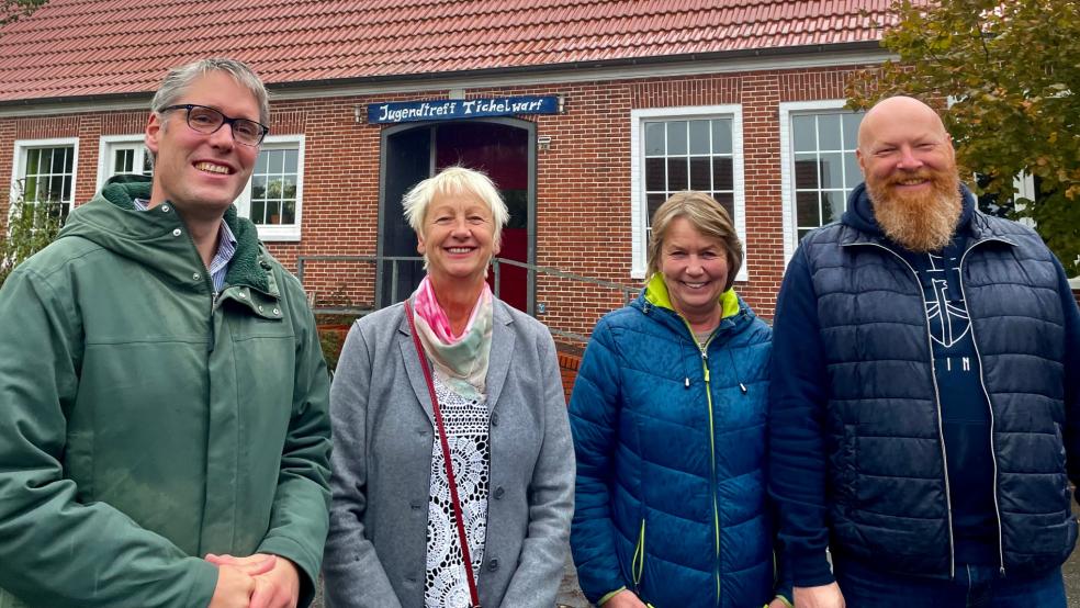 Haben gemeinsam mit den Jugendlichen einen Kompromiss für die Schließzeiten der Jugendzentren in Weener und Tichelwarf erarbeitet (von links): Bürgermeister Heiko Abbas, Leiterin Stadtjugendpflege Angelika Janssen-Harms, JUZ-Leiterin Tichelwarf Martina Dannen und JUZ-Leiter Weener, Kim Kanschat.  © Foto: Stadt Weener