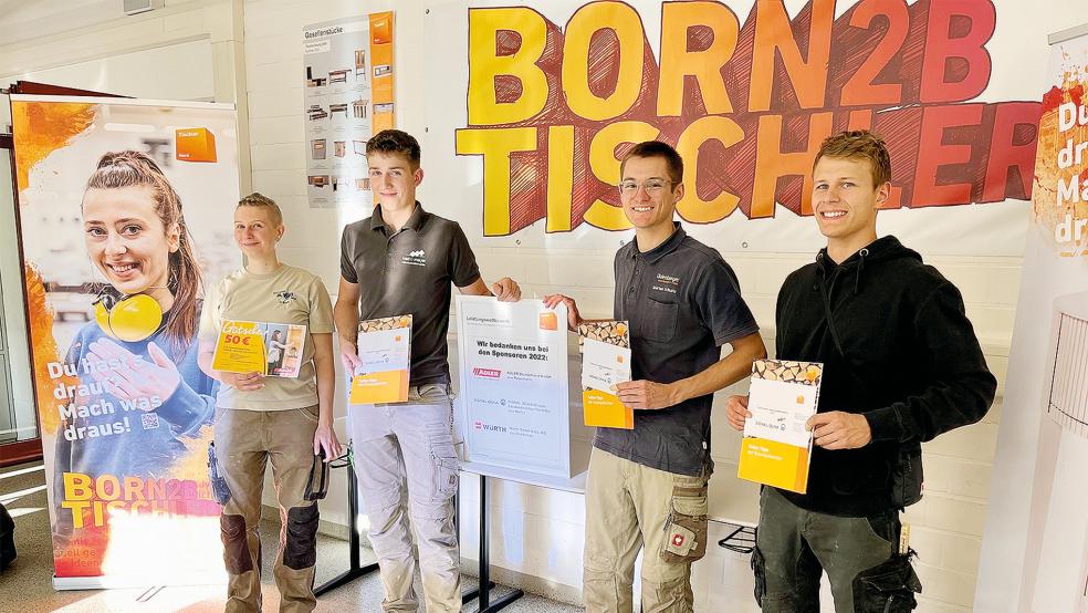  Die Wettbewerbsteilnehmer des Leistungswettbewerbs 2022 (von links nach rechts): Charleen Boldt, Landessieger Simon Tobias Schmidt, Marten Schulz, Max Johannes Kalmuck  © Foto: Tischler Nord