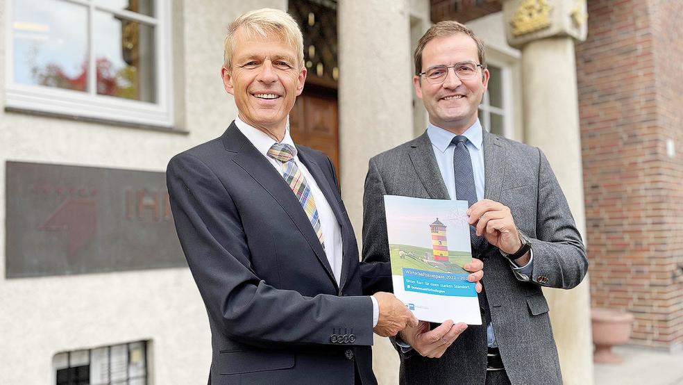 IHK-Präsident Dr. Bernhard Brons (links) und IHK-Hauptgeschäftsführer Max-Martin Deinhard stellen den »Wirtschaftskompass« vor.  © Foto: IHK für Ostfriesland und Papennburg