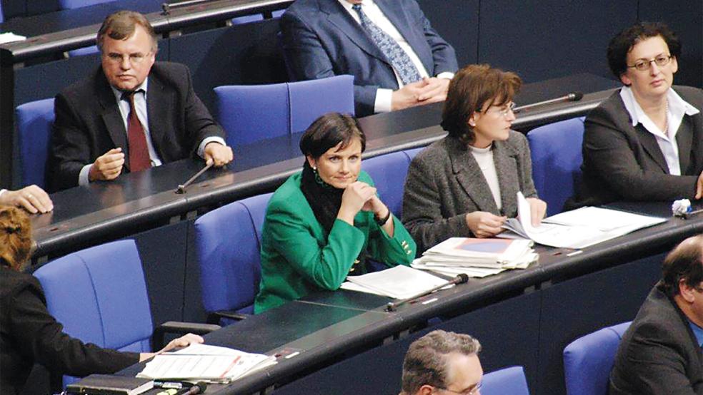 Ein Bild aus der ersten Plenarwoche 2002: Bundestags-Debütantin Gitta Connemann.  © Foto: privat
