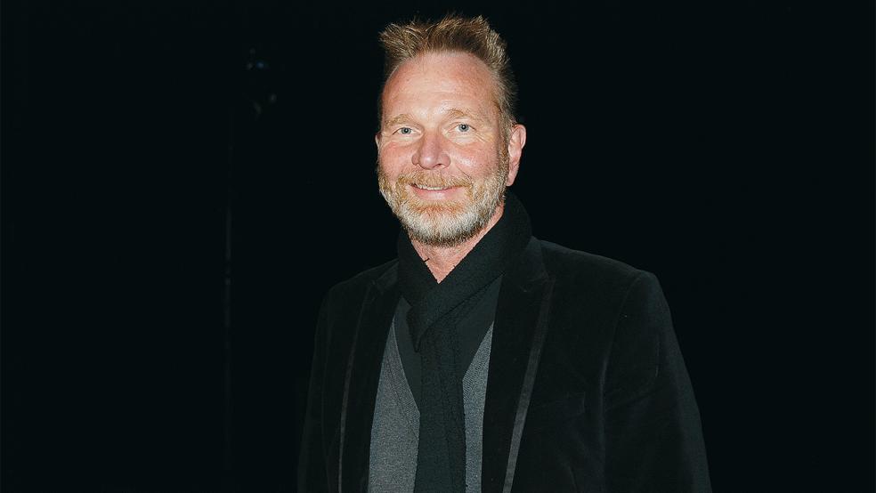 Stand kurz auch auf der Bühne der Oberschule in Weener: Landesbühnen-Intendant Olaf Strieb.  © Foto: Hoegen
