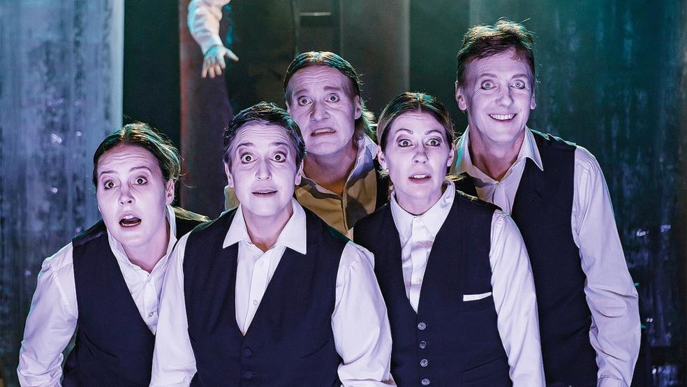 Wandlungsfähig: In fast schwindelerregendem Tempo wechseln die Schauspieler bei »Der Untertan« von einer Rolle in eine andere.  © Foto: Landesbühne/Volker Beinhorn