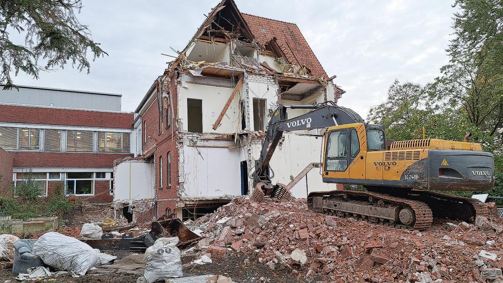 Nach 140 Jahren wird das historische Gebäude des Krankenhauses Rheiderland in Weener beseitigt, um Platz für einen Neubau zu schaffen. © Foto: Szyska