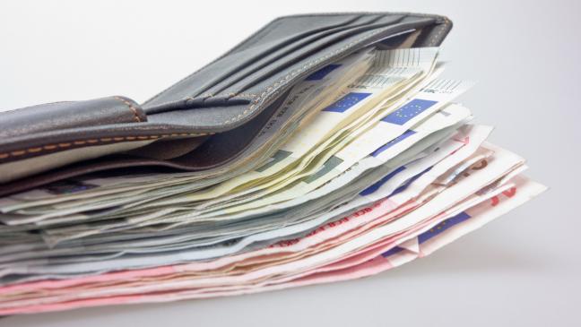 Seniorin die Einkaufstasche entwendet