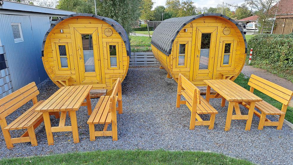 Schon seit März stehen die beiden jeweils 4,50 Meter langen Camping-Fässer am Sportboothafen. Doch in Betrieb nehmen durfte Investor Detlef Feldmann die Übernachtungsmöglichkeiten bislang nicht.  © Foto: Szyska