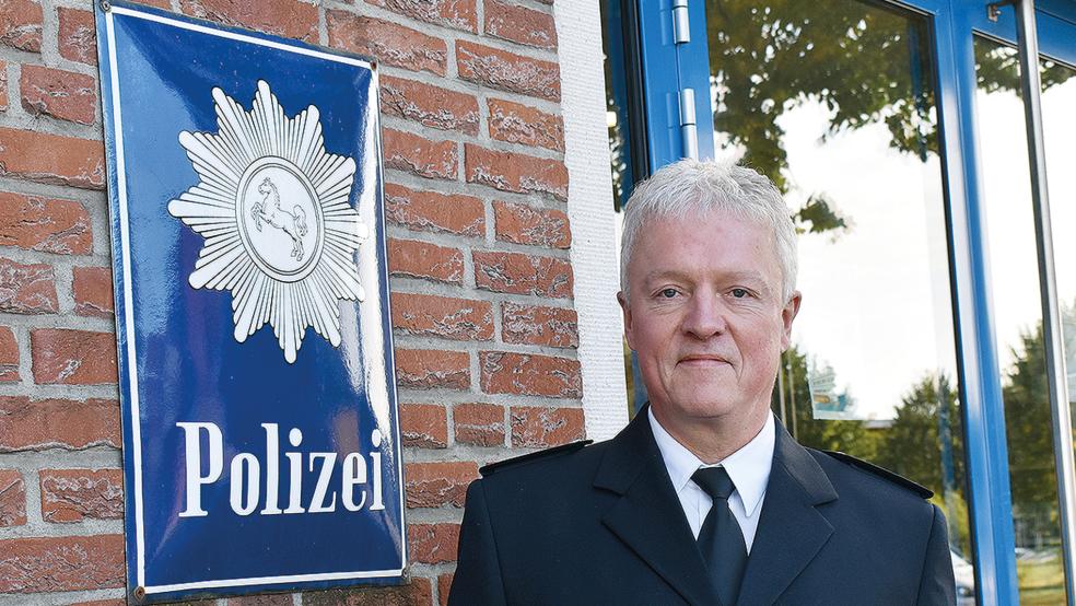 Der Leiter der Polizeiinspektion Leer/Emden, Thomas Memering, steht vor dem Dienstgebäude in Leer.  © Foto: Zein