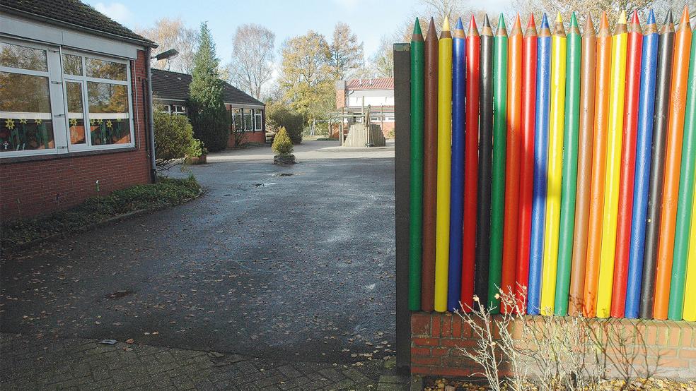 Zu den politisch schon seit langer Zeit beschlossenen Investitionsmaßnahmen, die bislang auf sich warten lassen, gehören die Errichtung einer Mensa und die Sanierung der Aula der Grundschule Holthusen.  © Archivfoto: Szyska