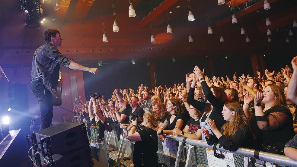 Party-Stimmung pur: Das Auricher Publikum ging von Anfang an gleich gut mit.  © Foto: Jürgens