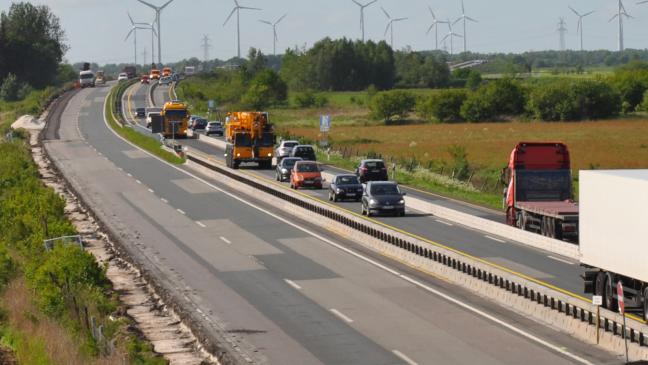 Zwei Autos von Steinen getroffen