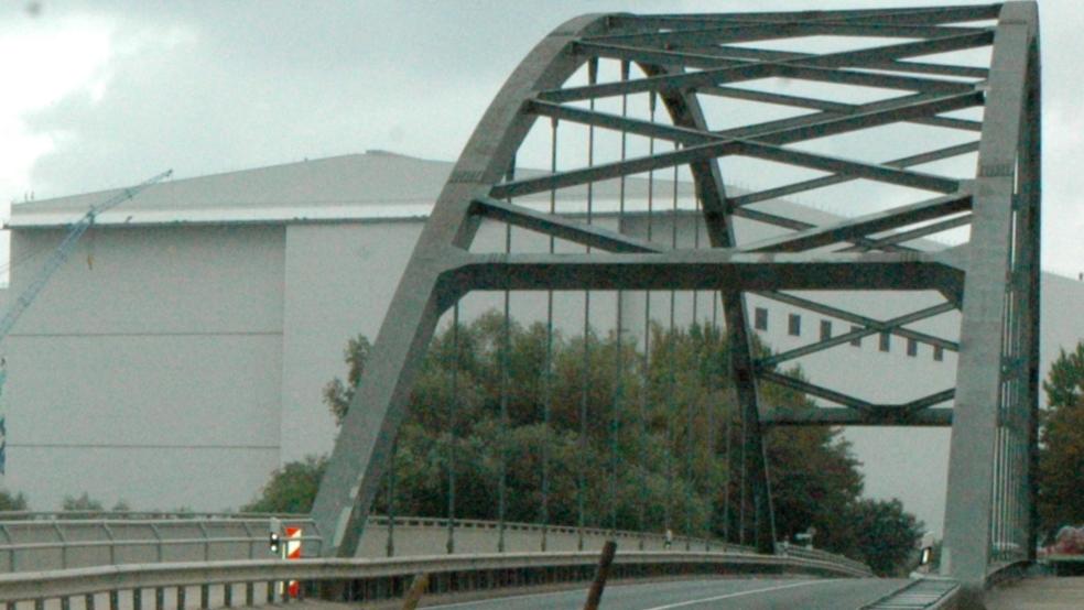 Die Instandsetzung der Emsbrücke im Zuge der Kreisstraßen K 158 (Rheiderlandstraße) und K 27 hatten im September begonnen. © Szyska (Archivbild)