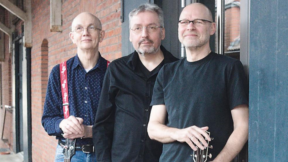 Hans-Jürgen Santjer, Bernd van Geuns und Jürgen Helmerichs geben am 19. November in Bunde ein Benefizkonzert zugunsten des Vereins »Streunerkatzen Rheiderland«.  © Foto: privat
