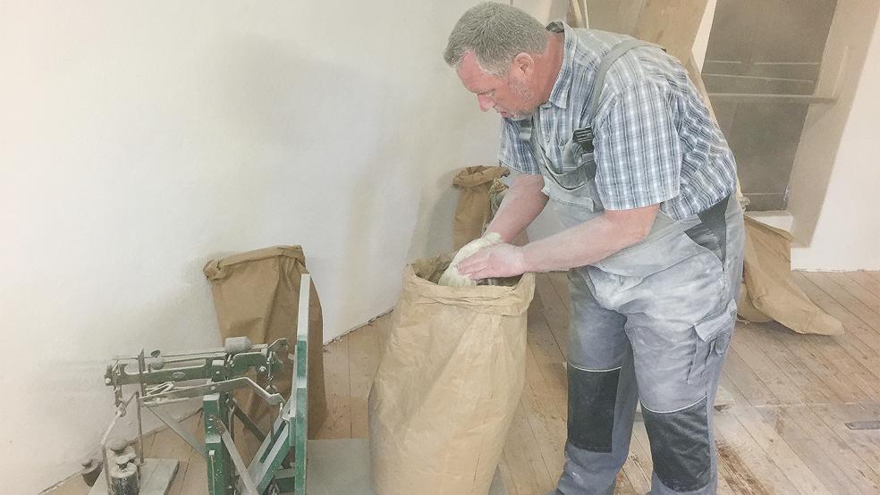 Roggen, Weizen und Weizenvollkornmehl sind die »Basis« für das Speckendickenmehl, das nach dem Mahlen weiter unten ankommt und von Jan Meints kontrolliert und in 25 Kilogramm schwere Säcke abgefüllt wird.  © Archivfoto: Kuper