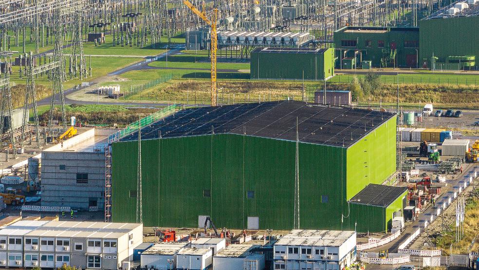 Auf einer Fläche von rund 25.000 Quadratmetern wird in mehreren Bauabschnitten die technische Anlage zur Umrichtung des Gleichstroms in Drehstrom gebaut.  © Foto: TenneT