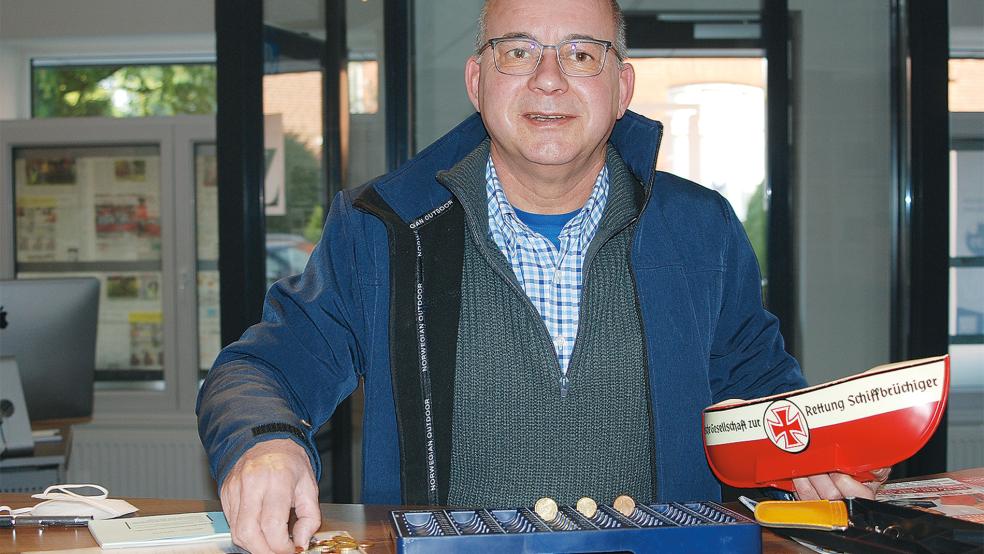 Auch das Sammelschiffchen in der Geschäftsstelle der RZ in Weener hat Norbert Latta gestern geleert.  © Foto: Hoegen