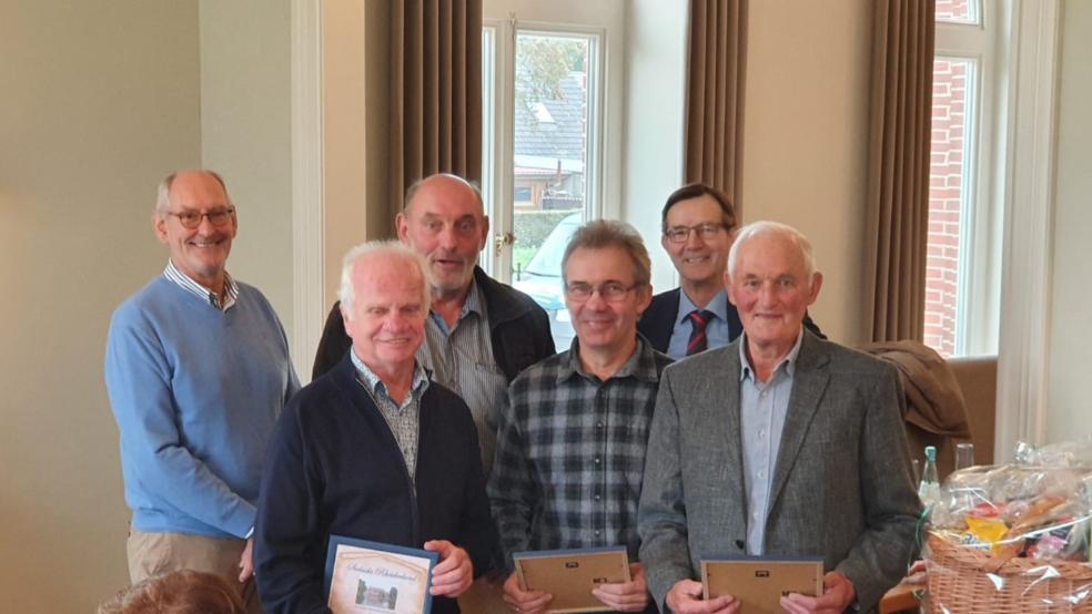Bei der Verabschiedung (von links): Oberdeichrichter Meint Hensmann, Hermann-Peter Spekker, Hinrich Klock, Sander Sanders, Obersielrichter Willem Berlin und Harm Kruithoff. © Sielacht Rheiderland