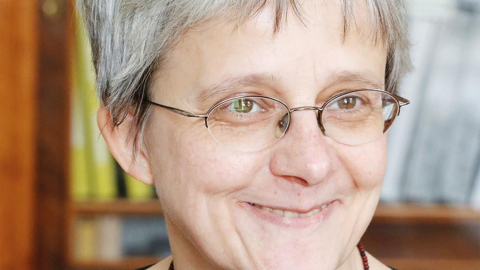 Schriftstellerin Sabine Peters, die einige Jahre im Rheiderland gelebt hat, gehört auch zu den literarischen Gratulanten zum Geburtstag der Stadtbibliothek Leer.  © Foto: privat