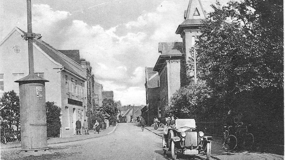 Kraftfahrzeuge waren Anfang des 20. Jahrhunderts im Rheiderland ein seltener Anblick. Eine Ansichtskarte mit einem Foto aus der Westerstraße in Weener zeigt ein Auto mit dem Kennzeichen IS (für die preußische Provinz Hannover) 14543. Rechts im Bild ist das 1899 eröffnete Postamt zu sehen. Heute steht dort eine Filiale der Volksbank.  © Foto: Sammlung Löning (www.sowasdat.rheiderland.de)