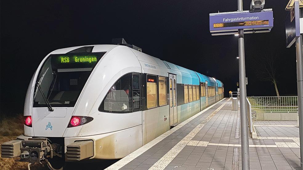 Ein Arriva-Zug am Bahnsteig in Weener.  © Foto: Hanken