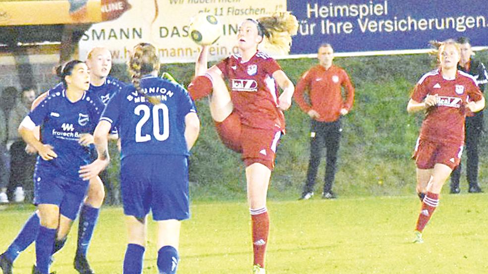 Die Spielerinnen des SV TiMoNo (rote Trikots) zeigten in Meppen eine starke Leistung. Gerade in der Offensive überzeugten die Ostfriesinnen.  © Foto: Koppelkamm