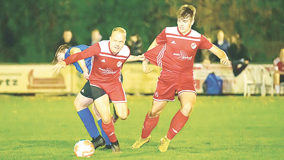 Ersatzgeschwächte Jemgumer (rote Trikots) gewannen das Heimspiel gegen den TSV Ostrhauderfehn verdient mit 3:0. Der SV Ems seht nach elf Spielen auf dem elften Tabellenplatz.  © Foto: Bruins