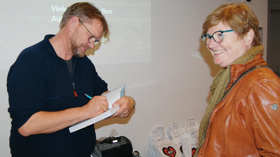 Auf Wunsch auch mit Widmung: Helmut Kruckenberg signiert ein Exemplar seines aktuellen Buches über Gänse mit dem Titel »Von sozialen Wesen und rastlosen Wanderern«, das er zusammen mit drei Co-Autoren verfasst hat.  © Foto: Hoegen