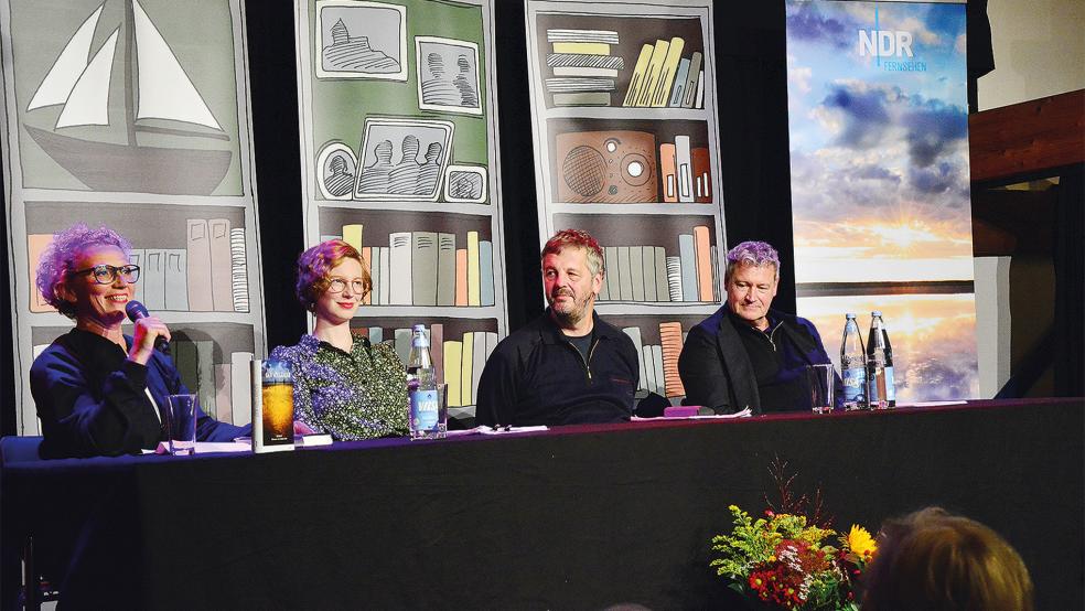 NDR-Moderatorin Julia Westlake begleitete die szenische Lesung von Schauspielerin Luise Wolfram, Schriftsteller Mathijs Deen und Schauspieler Stephan Benson.  © Foto: Eden