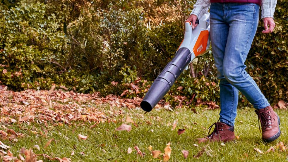 Entwendet wurde unter anderem ein Akku-Laubbläser der Marke Stihl. © Stihl (Symbolfoto)