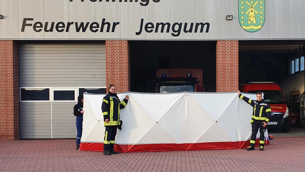 Die Jemgumer Jugendfeuerwehr präsentiert die neue Sichtschutzwand.  © Foto: Privat