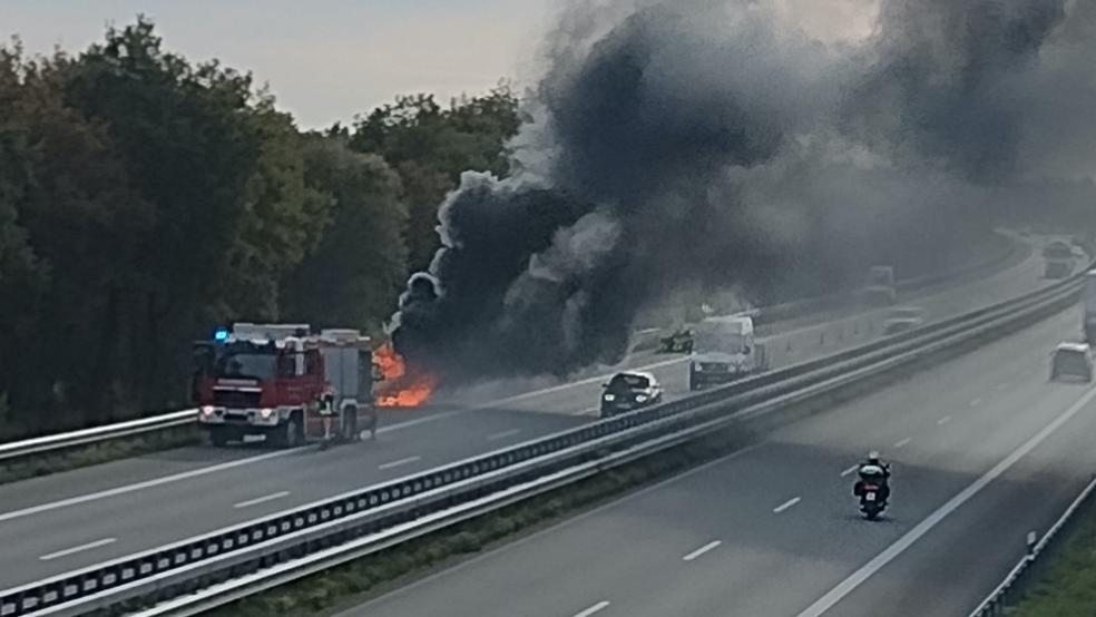 Ein Auto hat auf der Autobahn zwischen den Anschlussstellen Rhede und Papenburg Feuer gefangen.  © Großpietsch