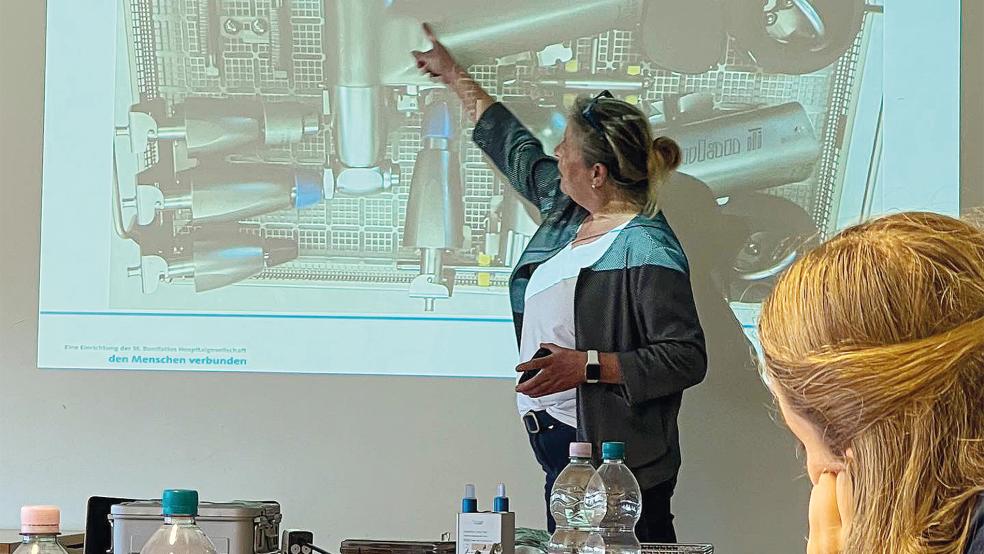 Im Rahmen des Kurses »Medizintechnik« stellte Marion Lüger ihre Abteilung vor.  © Foto: Marien Hospital Papenburg