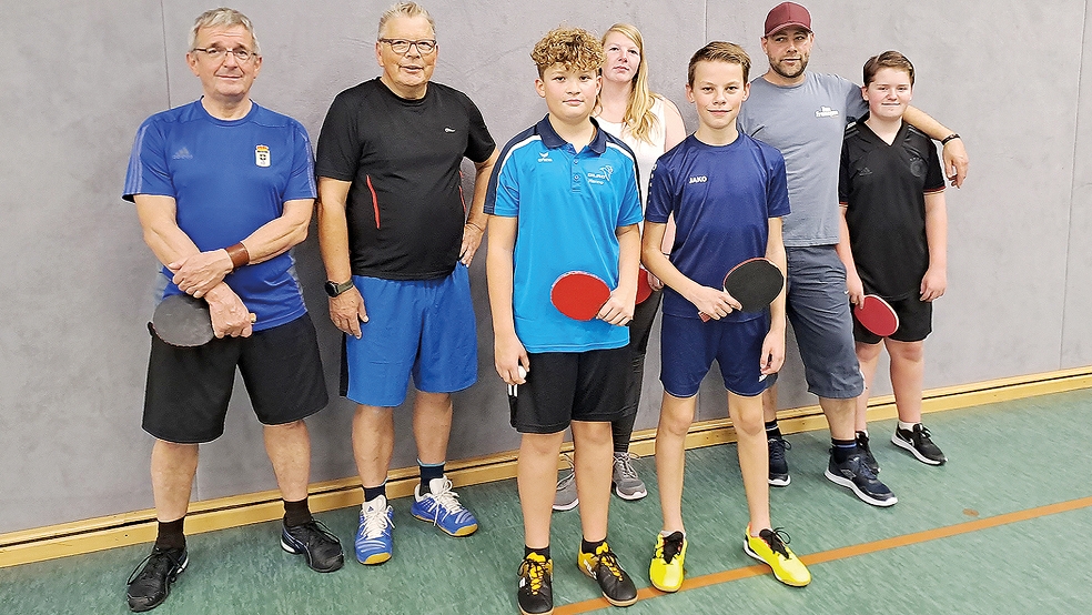 Wilfried Diehl (Zweiter von links) hat eine Hobby-Tischtennisgruppe in Bunde ins Leben gerufen.  © Foto: privat