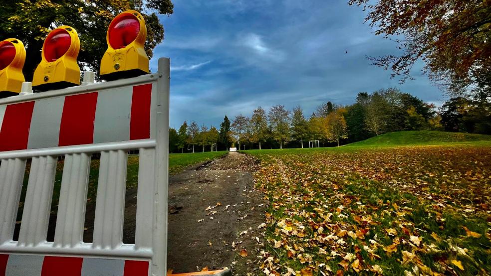 Absperrbarken stehen auf dem Weg über die Festwiese im Stapelmoorer Park. Hier erneuert der Bauhof noch bis kommende Woche die kleine Strecke vom Kroosweg zur Heidjer Straße, die durch den Park führt. © Stadt Weener