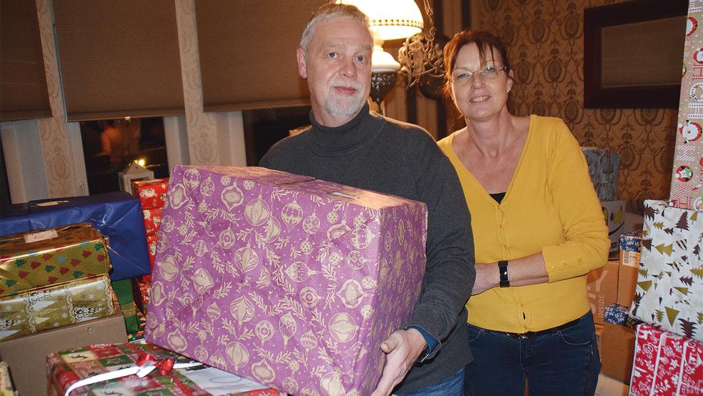 Auch in der aktuellen schwierigen Situation hoffen Jan-Martin und Bettina Donker aus Bunderhee darauf, dass ihre Paketaktion wieder viele Kinderaugen zum Leuchten bringen kann.  © Foto: Himstedt