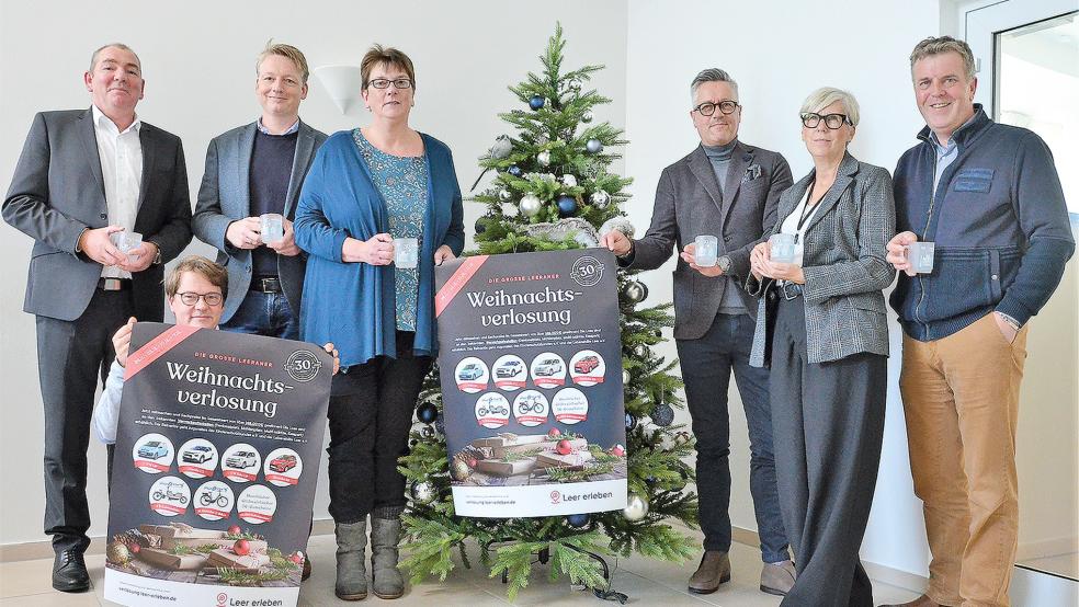 Freuen sich auf die Jubiläumsausgabe der Weihnachtsverlosung in Leer (von links): Uwe Boden (Werbegemeinschaft), Christian Hildebrandt (Kinderschutzbund), Christian Brahms (Verbrauchermarkt »multi«), Jutta Blank (Lebenshilfe) sowie Andreas Fricke, Nicole Pleye-Frikke und Carsten Mohr (alle Werbegemeinschaft).  © Foto: Ammermann