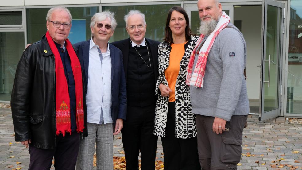 Regionalbischof Dr. Detlef Klahr (Bildmitte) begrüßte die Delegationsmitglieder Hinrich Lüppen-von Oheimb (von links), Pastor i.R. Michael Schaper (beide aus Emden), Superintendentin Christa Olearius (Kirchenkreis Emden-Leer) und Merten Asmus (Kindertagesstätte Pauluskirchengemeinde Wolthusen) heute Vormittag nach ihrer Rückkehr in Emden. © Grundmann